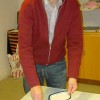 Sekreteraren Ingmar Persson började på tårtan.