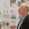 Göran Persson studerade olika exponat