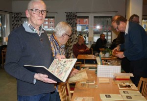 Ulf Ekenstierna från Skövde berättade om  brev, vilka varit med vid olyckor. Foto: Gösta Karlsson